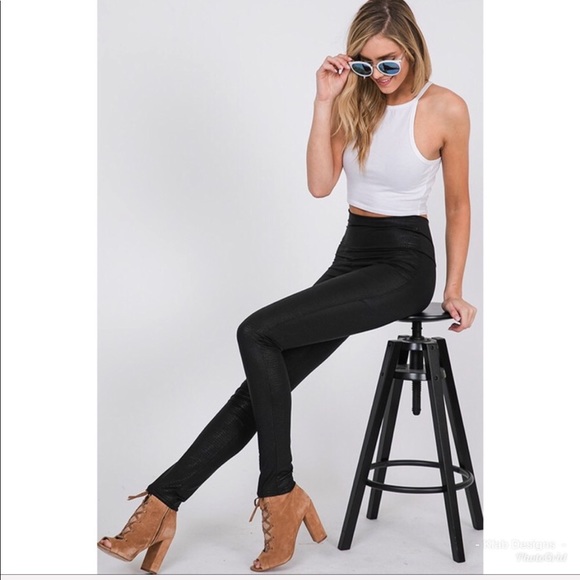 ❤️LAST 2!  Hi Waist Faux Leather Textured Leggings - Picture 2 of 8